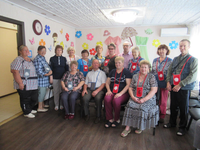 Аксессуар – сумочка для телефона.